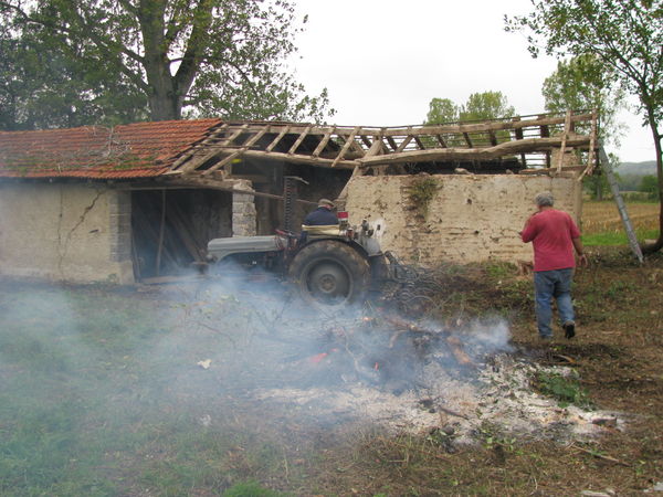 Démontage du toit....et on continue de dégager les abords