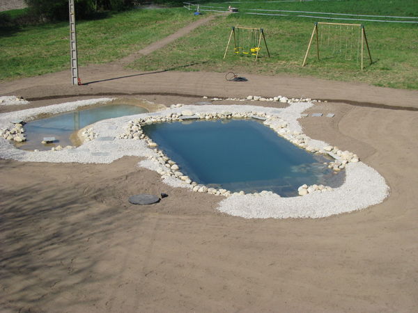 vue de haut, la piscine bio du gite semble prête...