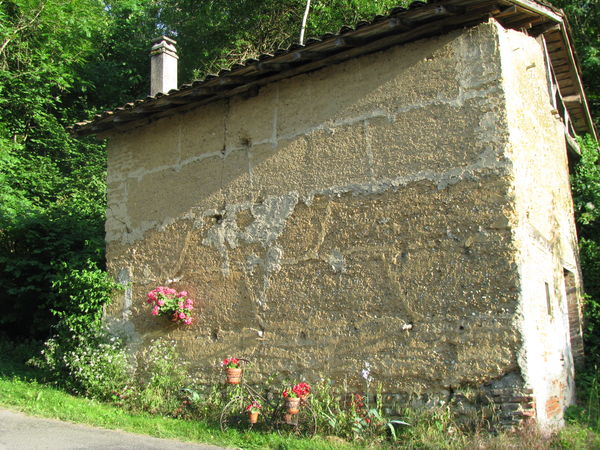 la petite dépendance, murs en pisé de la région la petite dépendance, murs en pisé de la région