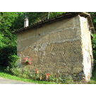 la petite d&eacute;pendance, murs en pis&eacute; de la r&eacute;gion
