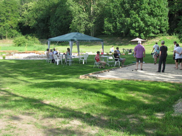 partie de p&eacute;tanque au moulin (tourisme vert)
