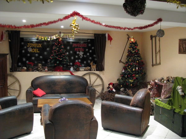 la salle de réception dans l'ambiance de Noël la salle de réception dans l'ambiance de Noël