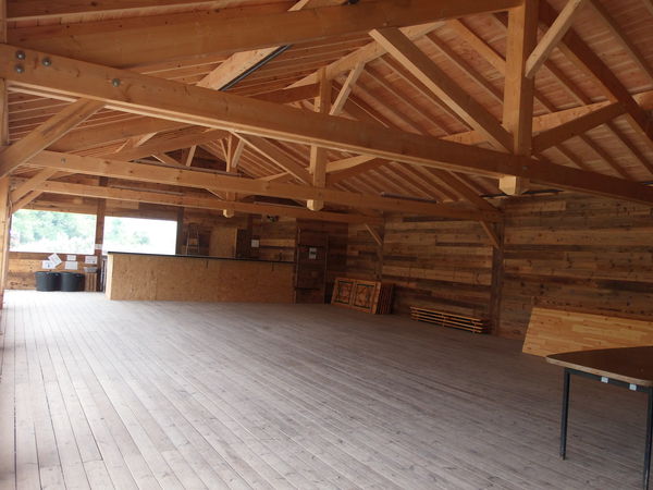 l'int&eacute;rieur du chapiteau en bois