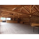 l'intérieur du chapiteau en bois