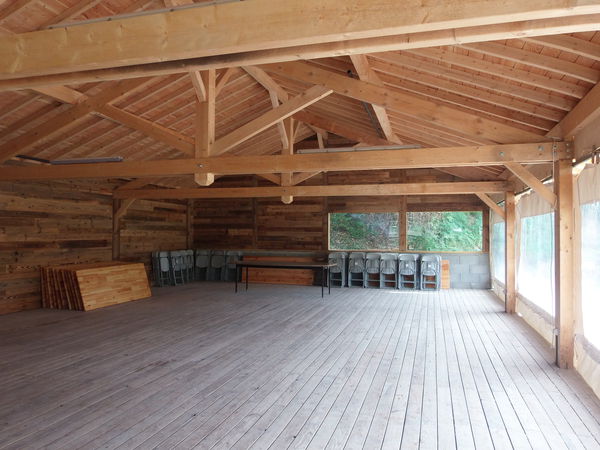 l'int&eacute;rieur du chapiteau en bois