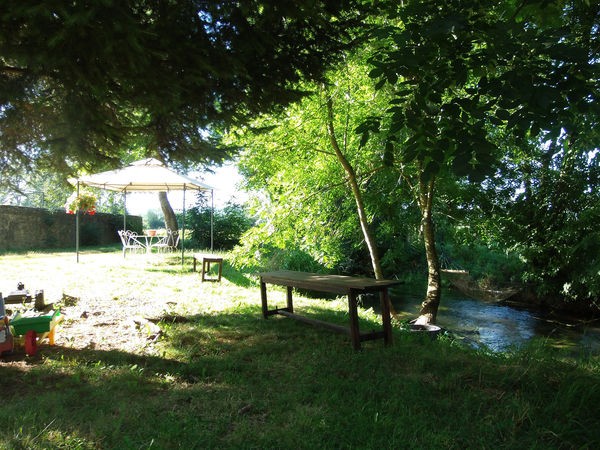 tonnelle au bord du ruisseau (gîte en isère) tonnelle au bord du ruisseau (gîte en isère)