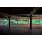 le chapiteau en bois et en pierre